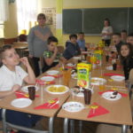 Dzieci spożywają poczęstunek w klasie.