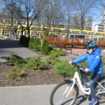 Uczniowie doskonalą jazdę na rowerze.
