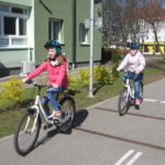 Uczniowie doskonalą jazdę na rowerze.