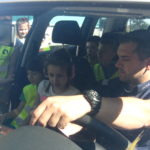 Uczniowie w samochodzie policyjnym.