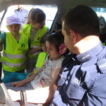 Uczniowie w samochodzie policyjnym.