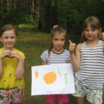 Dzieci prezentują plakaty promujące zdrowe odżywianie.