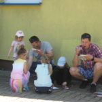 Rodzice i dzieci podczas pikniku