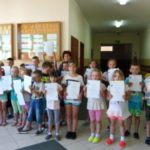 Dzieci prezentują dyplomy