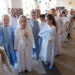 dzieci w strojach świętych i aniołów