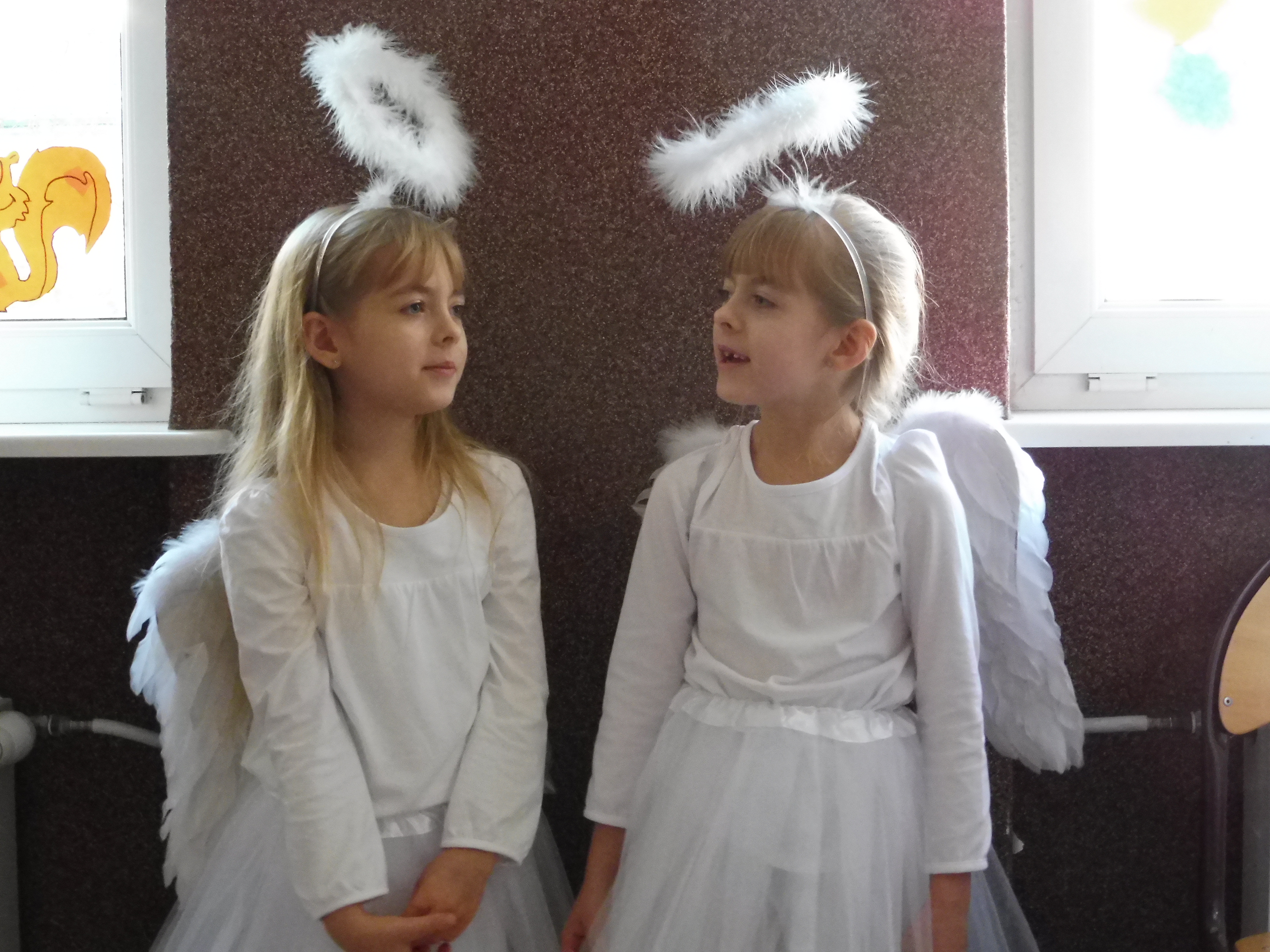dzieci w strojach świętych i aniołów