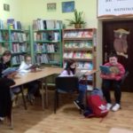 dziewczynki z klasy 6 czytają w bibliotece
