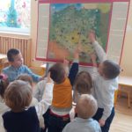 Dzieci oglądają mapę.
