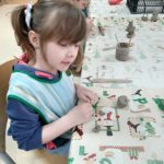 Dzieci wykonują prace z gliny.