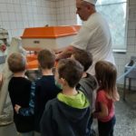 Dzieci obserwują pracę piekarza