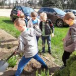 Dzieci sadzą roślinki.