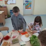 Dzieci przygotowują zdrowy posiłek.