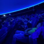 Dzieci oglądają film w Planetarium.