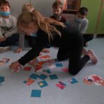 Dzieci układają puzzle..