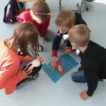 Dzieci układają puzzle..
