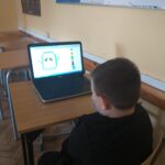 Dzieci pracują na komputerach..