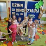 Dzieci oglądają dinozaura.