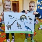 Dzieci prezentują dinozaury.