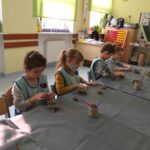 Dzieci robią ceramiczne ozdoby.
