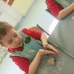 Dzieci robią ceramiczne ozdoby.