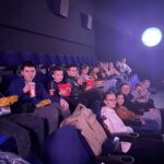 uczniowie na sali kinowej.