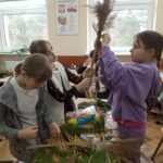 uczniowie wykonują palmy wielkanocne