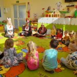 Dzieci słuchają opowieści o Wielkanocy.