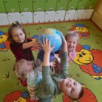 Dzieci prezentują globus.