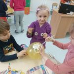 Dzieci robią globus 3D.