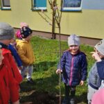 Dzieci sadzą drzewo.