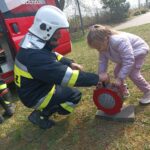 Dzieci oglądają sprzęt strażacki.