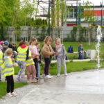 Uczniowie przed Parkiem Nauki Torus.