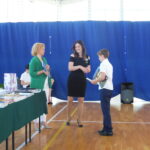 Uczeń odbiera nagrodę Wójta Gminy Pokrzywnica.