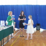 Uczennica odbiera nagrodę Wójta Gminy Pokrzywnica.
