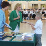 Uczeń klasy 1 odbiera nagrodę dyrektora.