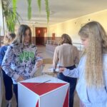 Uczniowie głosują w wyborach do Samorządu Uczniowskiego