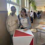 Uczniowie głosują w wyborach do Samorządu Uczniowskiego