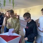 Uczniowie głosują w wyborach do Samorządu Uczniowskiego.