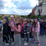 Uczniowie oglądają panoramę Warszawy.