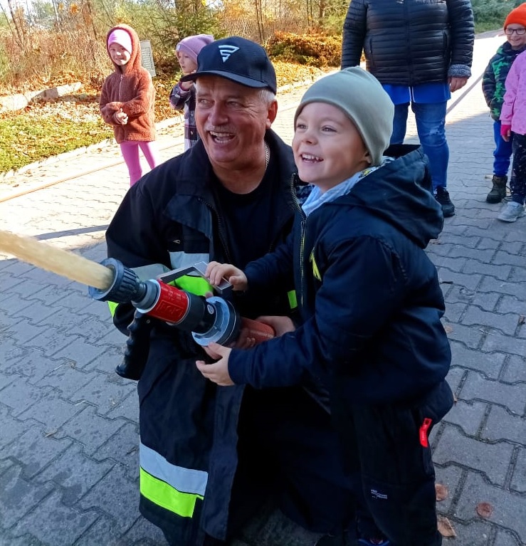Dzieci podczas zajęć ze strażakami.