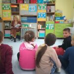 Pani Hanna czyta uczniom wybrane wiersze.