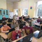 Uczniowie pracują na komputerach.
