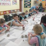Dzieci wykonują naczynia ceramiczne.