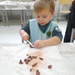 Dzieci wykonują prace ceramiczne.