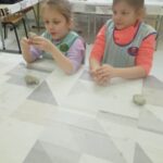 Dzieci wykonują naczynia ceramiczne.