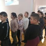 Dzieci oglądają wystawę.