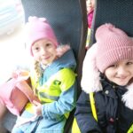 Dzieci w autobusie.