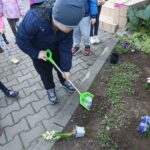 Dzieci sadzą kwiatki.