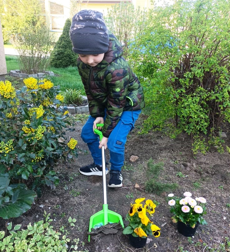 Dzieci sadzą kwiatki.