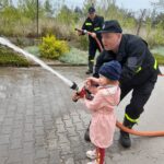 Dziecko podczas zajęć ze strażakami.